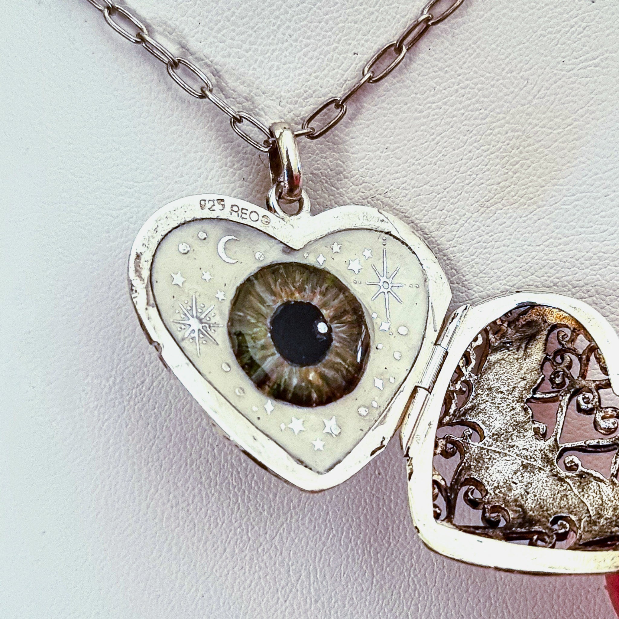 "Protego Amoris"  👁❤️🫶✨️ (Loves Protection)