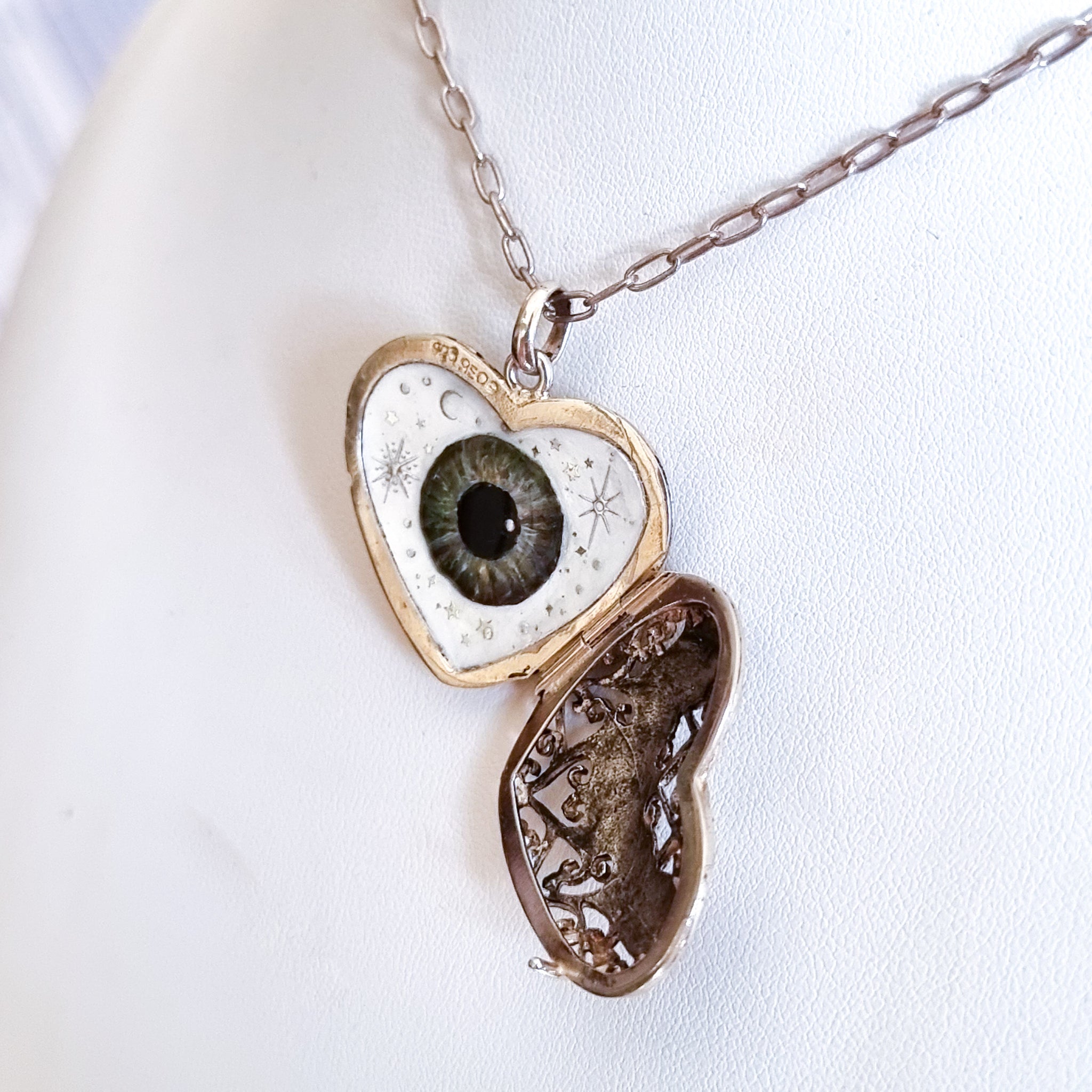 "Protego Amoris"  👁❤️🫶✨️ (Loves Protection)